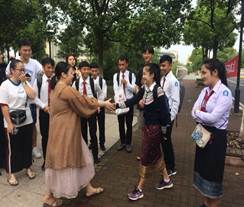 说明:老挝留学生与大学生结对子